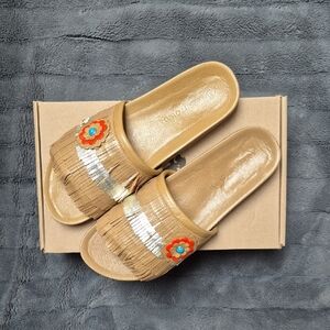 Manitobah Wasaga Fringed Light Brown Leather Slides W Floral Accent Size 9! NIB!